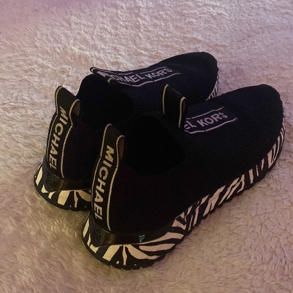 SHOES - Picture 2 of 3